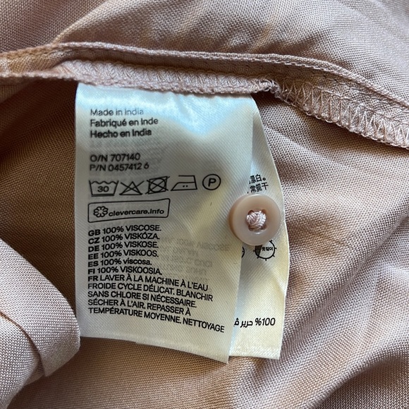 DIVIDED - H&M Women's Button Up Shirt.
Beige
Material - Cotton Long Sleeve - Picture 4 of 4